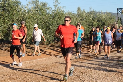 Jong atleet draf 1ste oor eindstreep