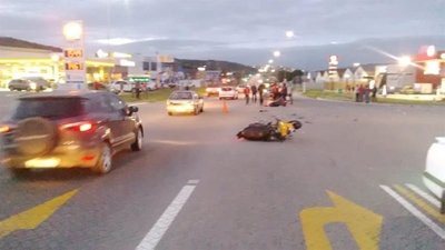 Motorfietsryer bots in Voorbaai
