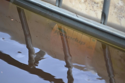Houer met gif dryf in Duivenhoksrivier