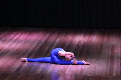 Akrobatiese dansers tref die Dal