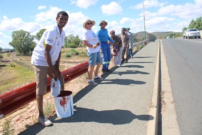 Vrywilligers verf Oudtshoorn rooi