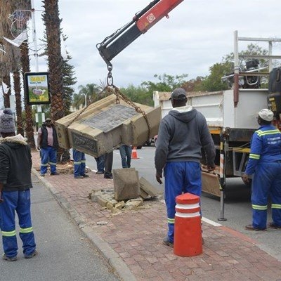 Oudtshoorn munisipaliteit gee antwoorde oor gedenksteen