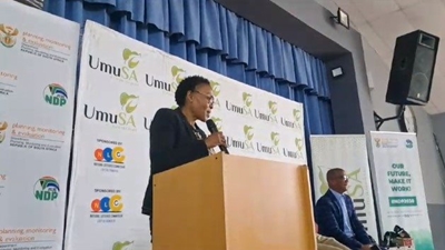 Minister Kekana besoek Oudtshoorn 
