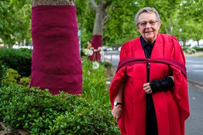 Antoinette behaal doktorsgraad op 83