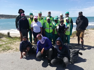 Leerders help strand skoonmaak