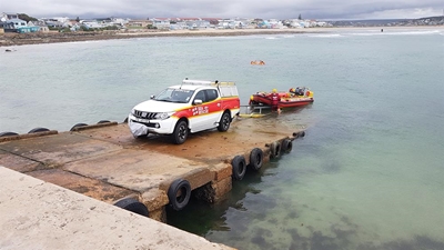 NSRI red twee jong swemmers