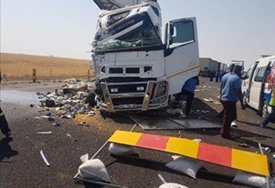 1 dead after 3 trucks collide in Free State