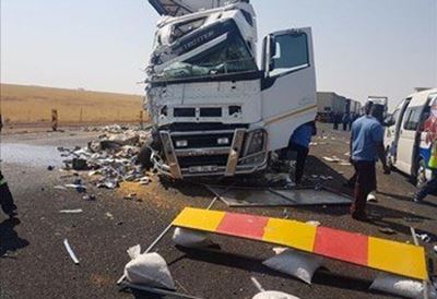 1 dead after 3 trucks collide in Free State