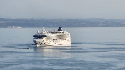 Norwegian Dawn lê in baai
