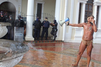 Khoi spring netjies op protesbus