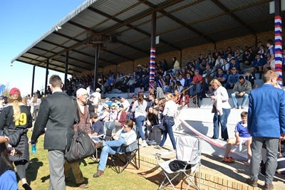 Dorp vind baat by skolefeeste