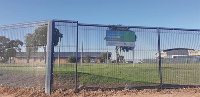 Streng stappe teen leerders oor die dra van skooluniforms
