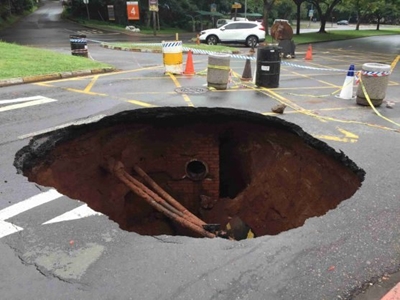 Sewer pipe failure causes massive sinkhole in Durban