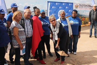 Minister spit sooi vir biblioteek