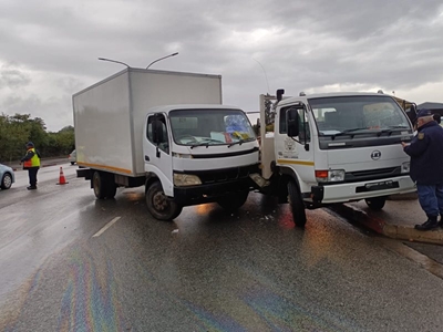 Vragmotors betrokke in botsing