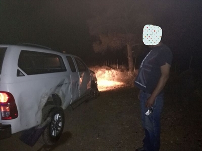 Opvolg: Bakkie ry in vragmotor vas