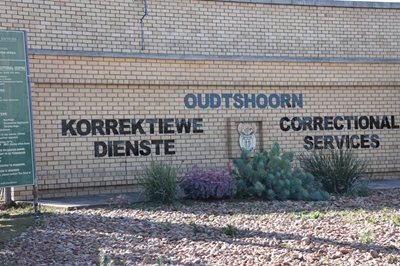 Korrektiewe beampte sterk tuis aan