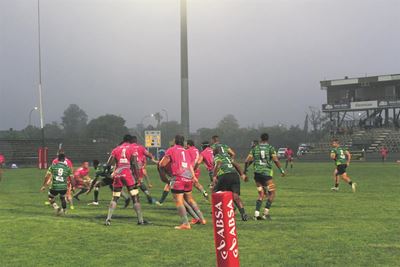 SWD Arende staan hul man in die reën