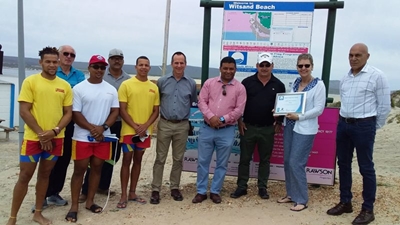 Blou vlag op Witsand gehys