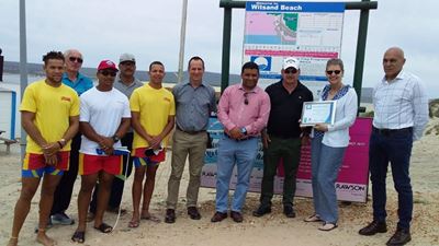 Blou vlag op Witsand gehys