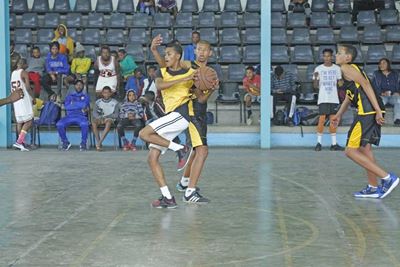 Bridgton-basketbalspan wen goud en silwer