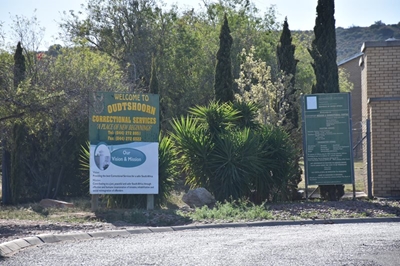 Vier bewaarders in Oudtshoorn-tronk gesteek