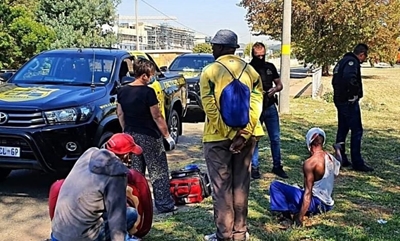 2 people stabbed in Alberton attempted robbery
