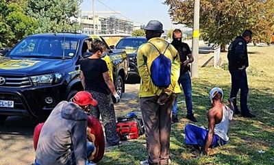2 people stabbed in Alberton attempted robbery