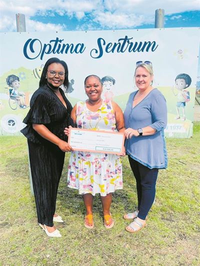 Gift-wrapping earnings at mall donated to community