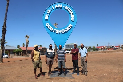 Tweede "Ek is Oudtshoorn-teken'' in Bridgton opgerig