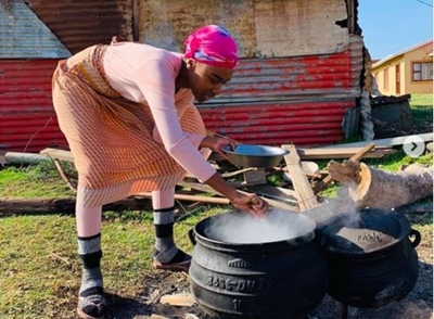 Miss Universe cooks traditional South African