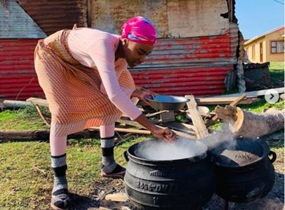 Miss Universe cooks traditional South African