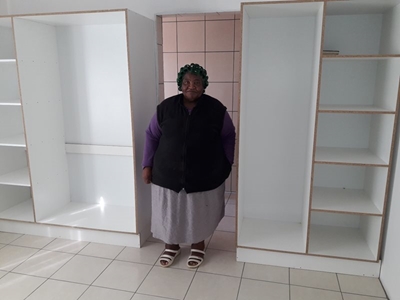 Vrou raadop oor kaste