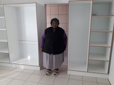 Vrou raadop oor kaste