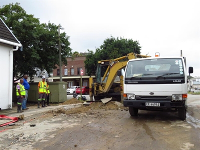 Mayor tackles water outages