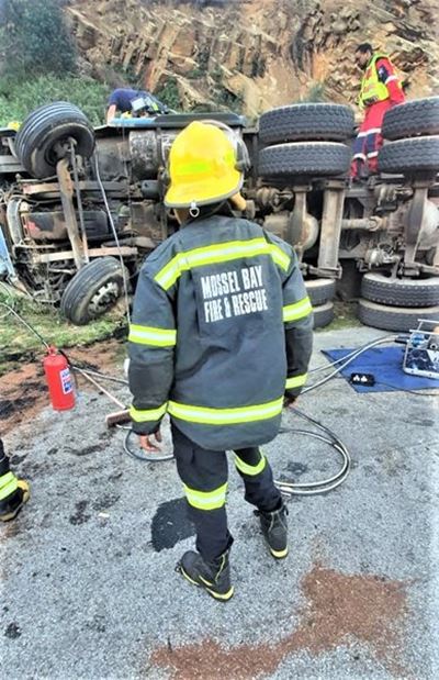 Vragmotor van ongelukstoneel verwyder