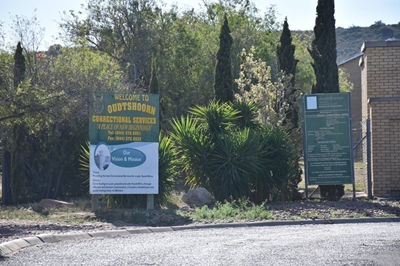 Vier bewaarders in Oudtshoorn-tronk gesteek
