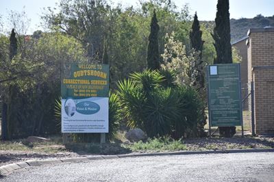 Vier bewaarders in Oudtshoorn-tronk gesteek