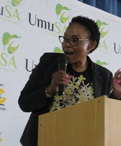 Minister bring skoene en motiveer leerders in Oudtshoorn
