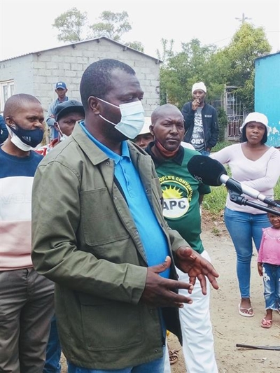 Themba Godi turns on charm in Thembalethu