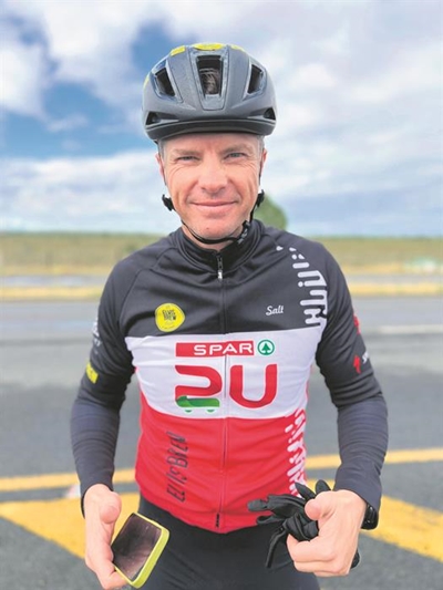 Elvis Blue op die pad met 'n fiets - net vir liefdadigheid