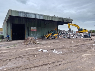 Broken conveyor system causes waste pile-up at transfer station