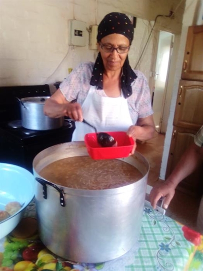 Egpaar se sopkombuis gee sop en vetkoek