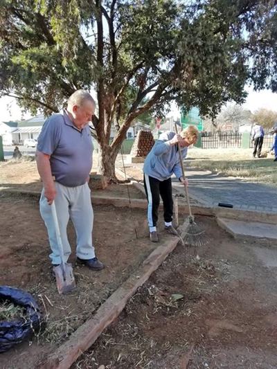 Parkie deur inwoners skoon gemaak