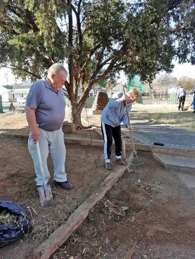 Parkie deur inwoners skoon gemaak