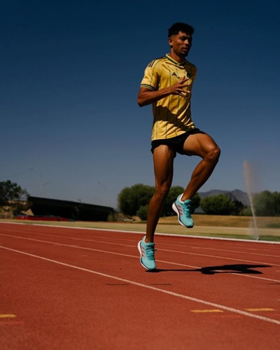 Wayde van Niekerk shows good form as he cruises into 200m semis