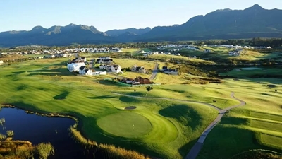 Sanca slaan gholfballe vir herstel