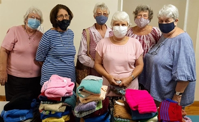 Knitters donate 1 650 articles
