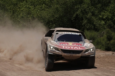 Peterhansel rebounds as Sainz keeps lead
