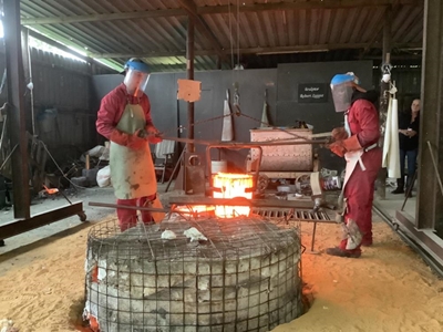 Knysna artists visit Plett sculptor's foundry